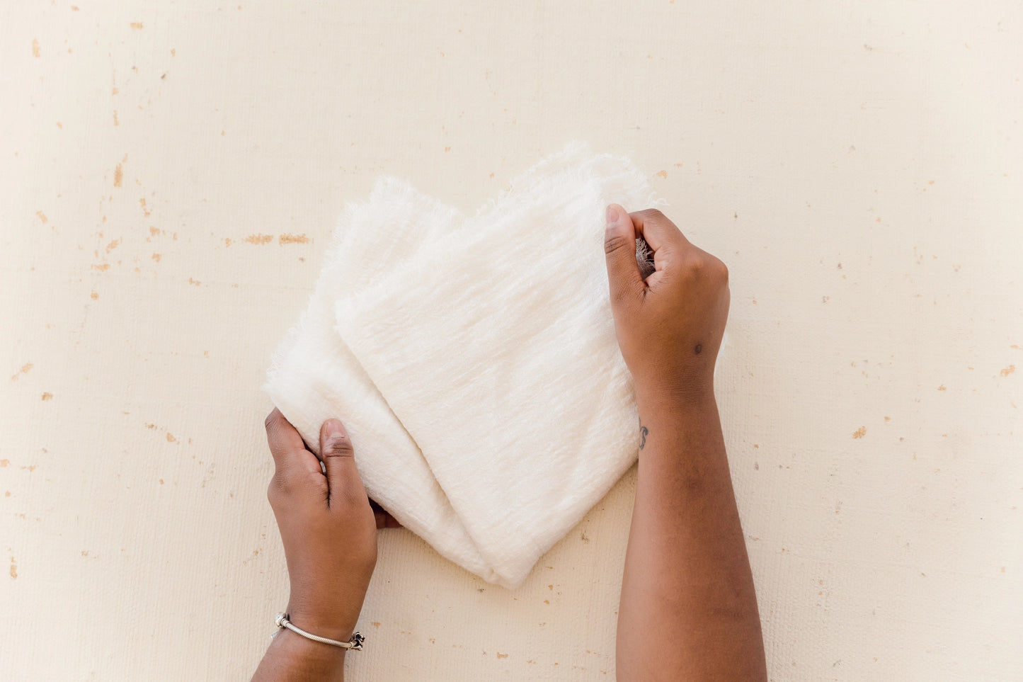 WHITE TABLE RUNNER