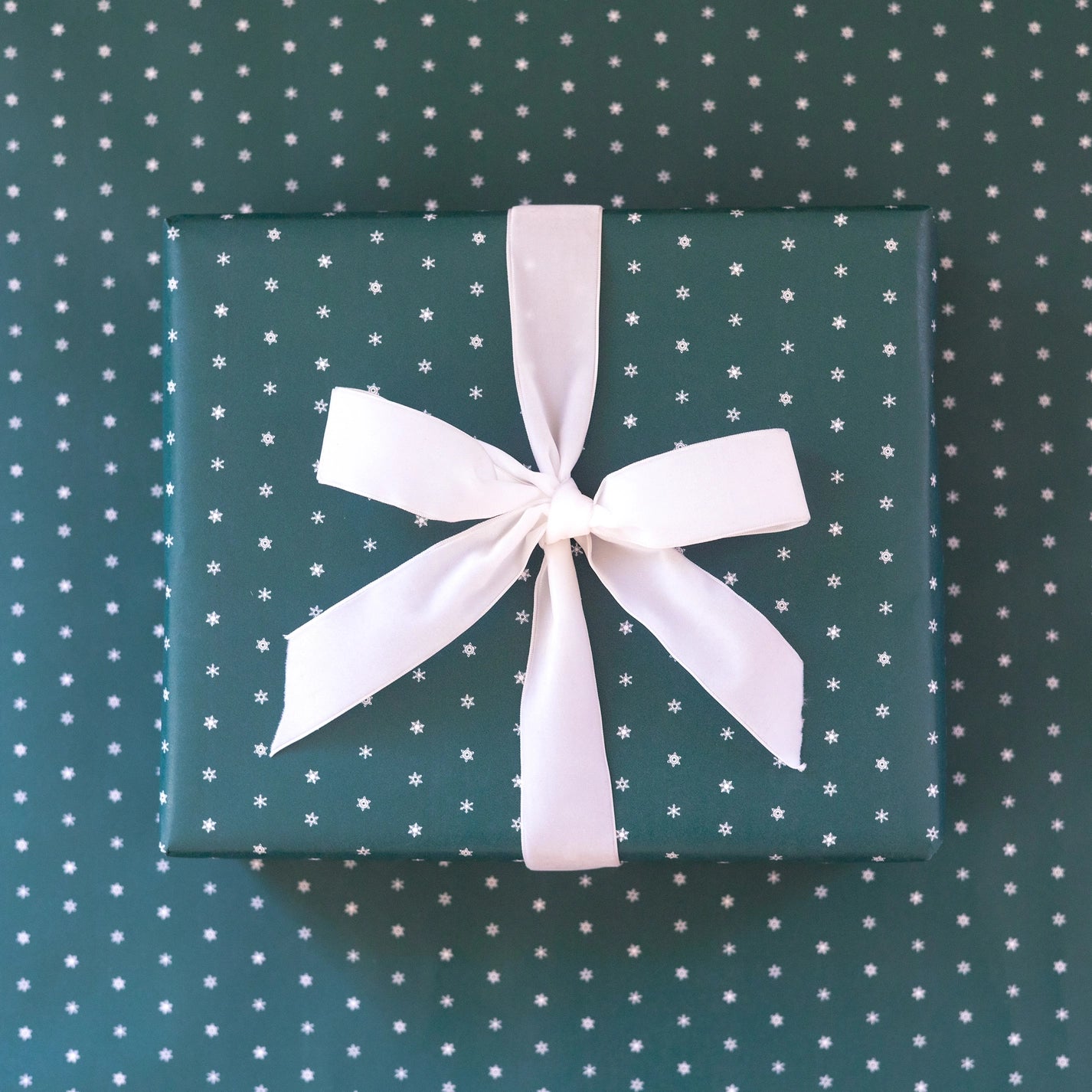 WHITE ON GREEN SNOWFLAKE WRAPPING PAPER