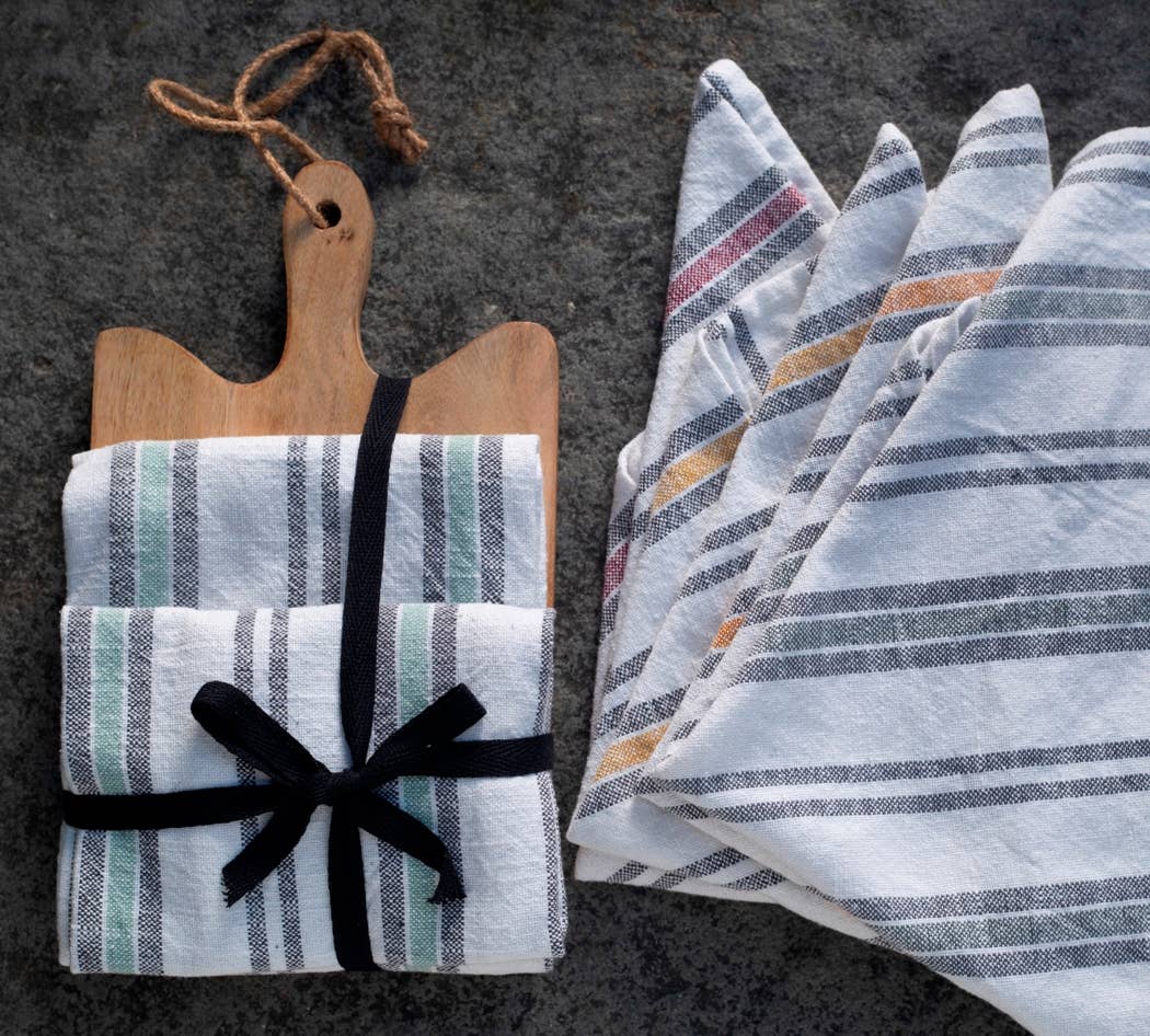 Set of 2 Kitchen Towels + Wooden Chopping Board