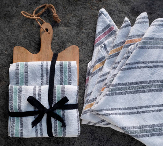 Set of 2 Kitchen Towels + Wooden Chopping Board